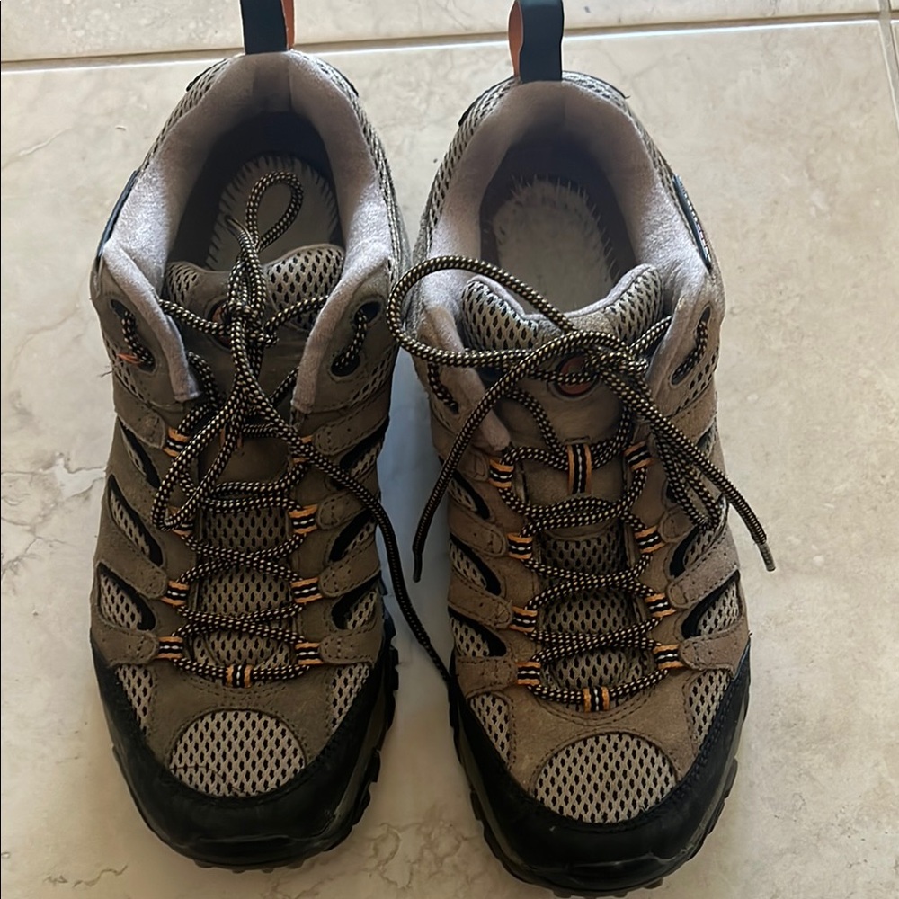 Gray and Black Athletic Shoes with Mesh Upper and Lace-Up Design